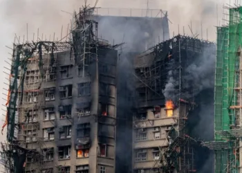 U požaru u stambenom kompleksu u Honkongu stradale 44 osobe, 65 hospitalizovano (VIDEO)