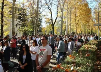 Banjalučani i studenti odali počast žrtvama novosadske tragedije: 16 ruža za 16 žrtava