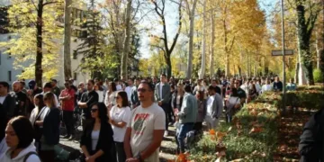 Banjalučani i studenti odali počast žrtvama novosadske tragedije: 16 ruža za 16 žrtava