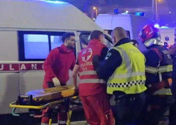 Devet osoba poginulo u požaru u Tuzli, ekipe Hitne pomoći neprestano izvlače povrijeđene (VIDEO)