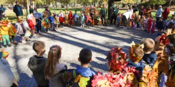 Djeca i predstavnici Grada postavili kućice za ptice u Parku “Mladen Stojanović”