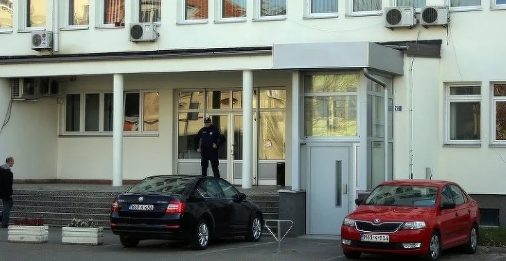 Ponudila policajcima mito od oko 1.600 KM nakon što je narkotike izvadila iz grudnjaka