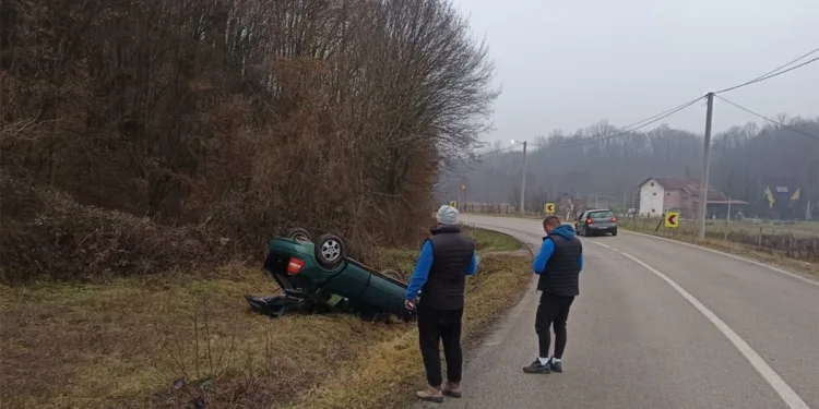 Automobil na krovu kod Banjaluke: “Put poledio”