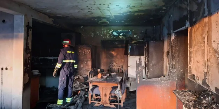 Zbog lampica na jelki izgorio sprat kuće u Hrvatskoj