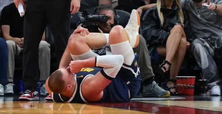 Јokić povrijedio koljeno, Majami ubjedljiv protiv Denvera uz odličnu partiju Јovića (VIDEO)