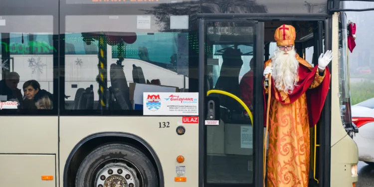 Sutra u Banjaluci praznična vožnja sa Svetim Nikolom i Djedom Mrazom, raspored i polasci autobusa