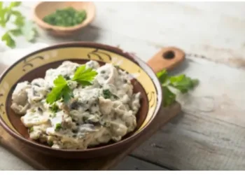 Posna salata sa pečurkama – gotova za 15 minuta: Kremasta i pikantna