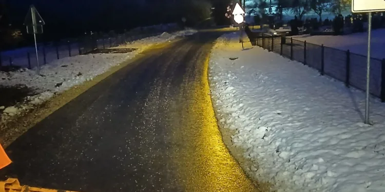 Ekipe zimske službe posipale abrazivni materijal u višim seoskim područjima