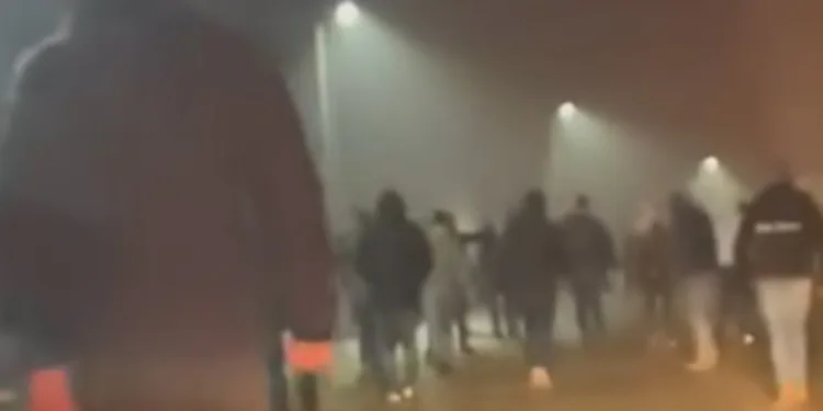 Jezivi snimak iz Tuzle: Torcida s palicama kreće na Delije (VIDEO)