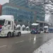 Defile kamiona sa badnjakom u Banjaluci: Najmlađi dobili paketiće