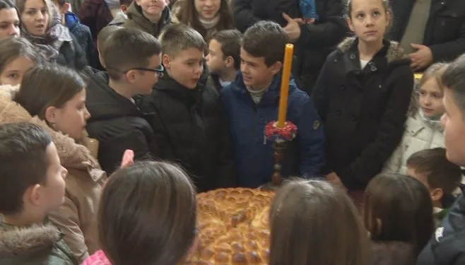 Lomljenje božićne česnice na Starčevici: Zlatnik pripao Nataši