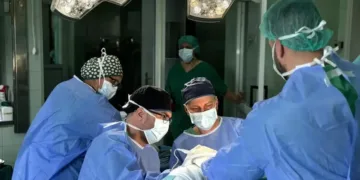 Dirljiva priča iz UKC Tuzla: Otac donirao sinu organ i spasio mu život