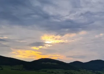 Prije podne oblačno uz slabu kišu, poslije podne toplije