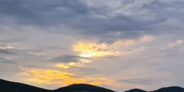 Prije podne oblačno uz slabu kišu, poslije podne toplije