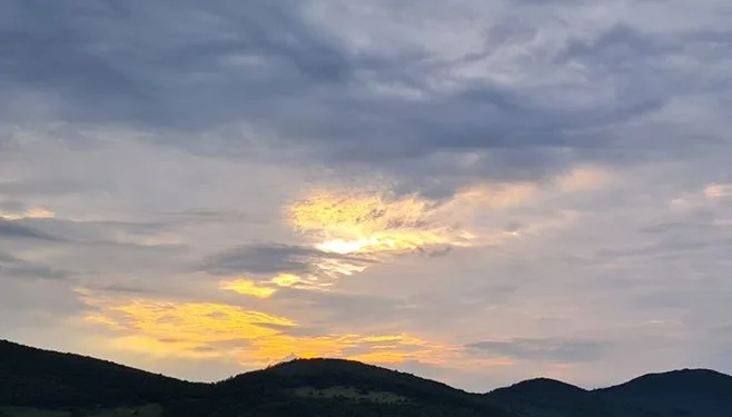 Prije podne oblačno uz slabu kišu, poslije podne toplije