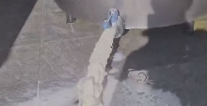 Mljekari u Laktašima prosipali mlijeko (VIDEO)