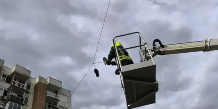 Neobična intervencija u Banjaluci: Vatrogasci skidali patike sa kabla