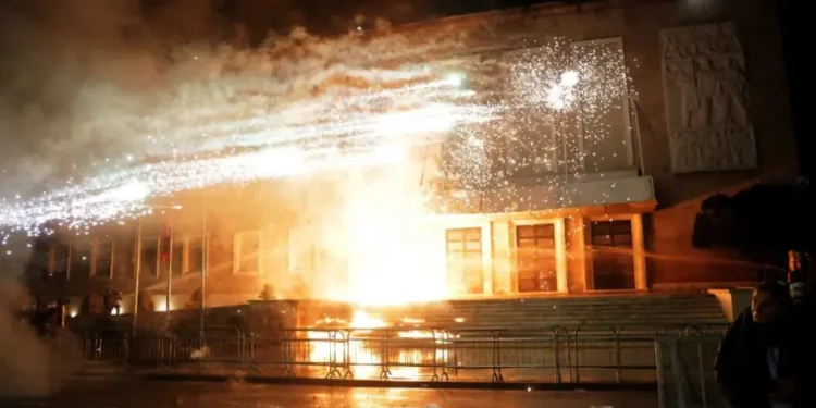 Ključa u Tirani: Povrijeđeno 16 policajaca, uhapšeno 13 osoba