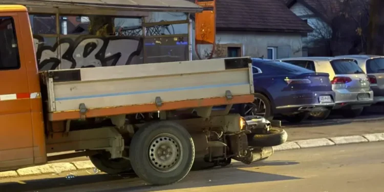 Motor podletio pod kamion u banjalučkom naselju Starčevica