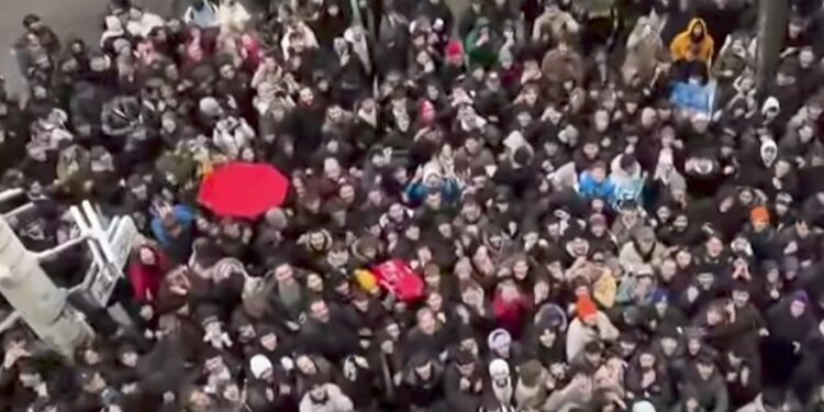 Influenser bacao 10.000 evra sa balkona među prolaznike: Guranje, jurnjava i intervencija policije