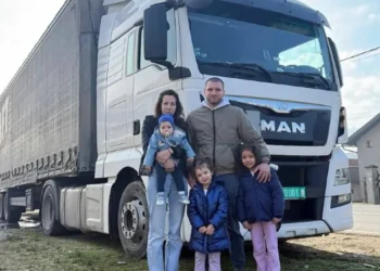 Mlada porodica iz Srebrenice dobila kamion kako bi otac pokrenuo sopstveni biznis