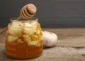 Ljekovitost iz tegle nakon mjesec dana: Fermentisani bijeli luk u medu