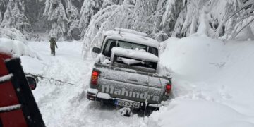 Hitna intervencija na Kozari: Evakuisano šest osoba iz blokiranih vozila