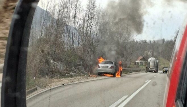 Gorio automobil jutros na putu ka Mrkonjić Gradu