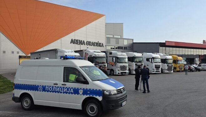 Granični prelaz u Gradišci normalno radi; Prevoznici se okupljaju, nema blokada