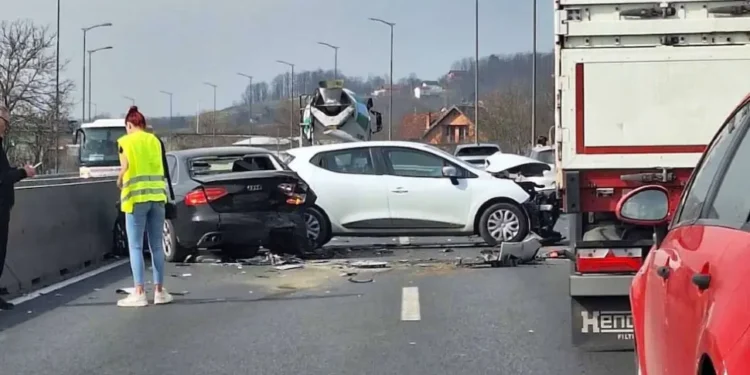 Kolaps na brzoj cesti Laktaši-Banjaluka: Sudar više vozila, policija na terenu