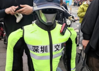 Robot policajac upravlja saobraćajem u Kini