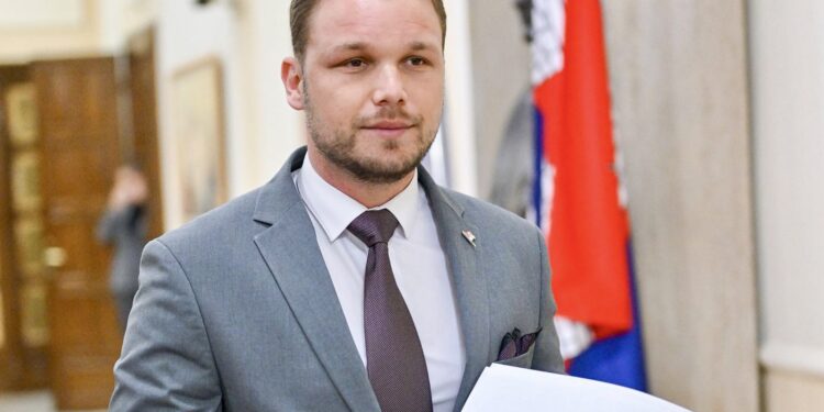 Stanivuković: Vlada se zadužila za milijardu i još se hvali