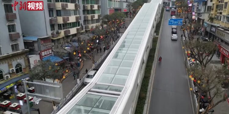 Kinezi napravili najduže pokretne stepenice na svijetu, protežu se uz planinu
