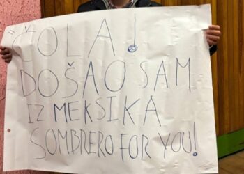 Poruka iz Meksika hit na Čolinom koncertu, transparent postao viralan