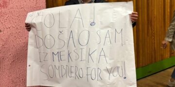 Poruka iz Meksika hit na Čolinom koncertu, transparent postao viralan