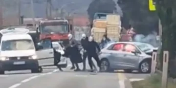 Užas u Mostaru: Maskirani napali vozača, zapalili auto (VIDEO)