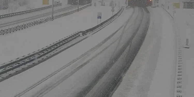 Nagla promjena vremena u Hrvatskoj, snijeg zatrpao auto-put