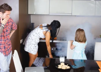 Šest opasnih grešaka u kuhinji mnogi stalno ponavljaju: Ozbiljno rizikuju bezbjednost