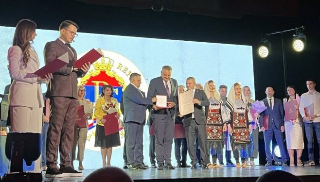 Svečana akademija povodom Dana grada Laktaši: Zlatni grb uručen premijeru