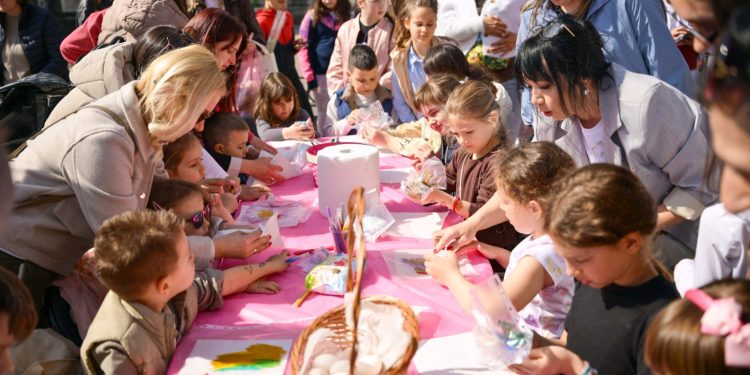 Tradicionalno ukrašavanje vaskršnjih jaja u porti Hrama Hrista Spasitelja (FOTO)