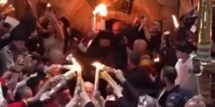 Silazak Blagodatnog ognja u Jerusalimu (VIDEO)