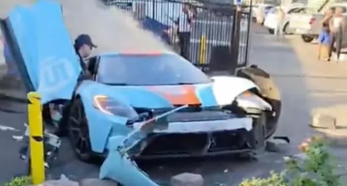 Kupio milion dolara vrijedan Ford GT, pa ga odmah slupao (VIDEO)