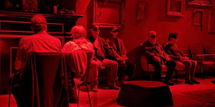 Ljudi plaćaju 60 dolara da gledaju predstavu, ali sa povezom preko očiju