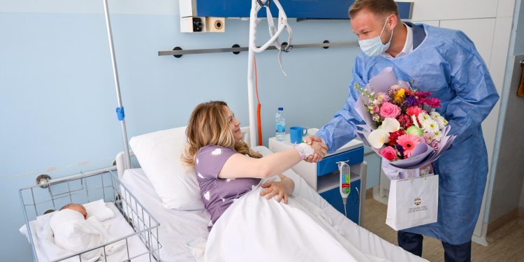 Nova praksa: Gradonačelnik darovao prvorođenu bebu na Dan grada