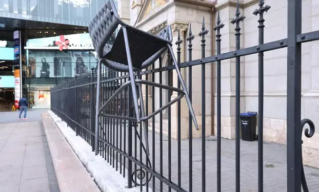 Nepoznata lica bacala stolice i druge predmete na Saborni hram u Zagrebu