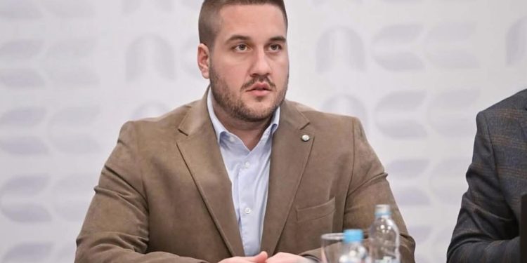Drinić: Dok ministar drži lekcije o moralu, djecu “liječimo SMS porukama”