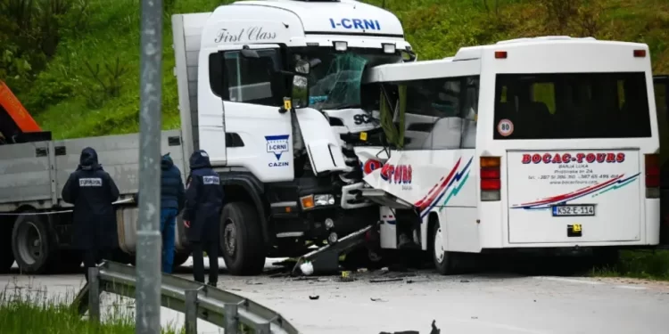 Poginuo vozač autobusa, 10 povrijeđenih u sudaru kod Mrkonjić Grada