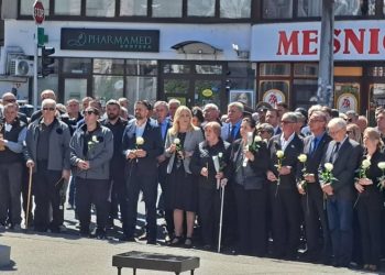 Mirnom šetnjom i polaganjem cvijeća obilježeno 34 godine od zločina u Dobrovoljačkoj ulici