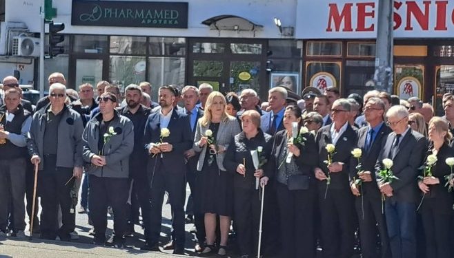 Mirnom šetnjom i polaganjem cvijeća obilježeno 34 godine od zločina u Dobrovoljačkoj ulici