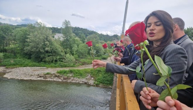 Sjećanje na stradale u majskim poplavama u Doboju: U rijeku pušteno 11 ruža